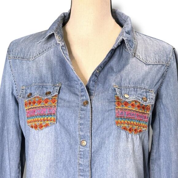 Beulah Womens Southwestern Aztec Embroidered Chambray Denim Button Up Shirt Med - Picture 1 of 16